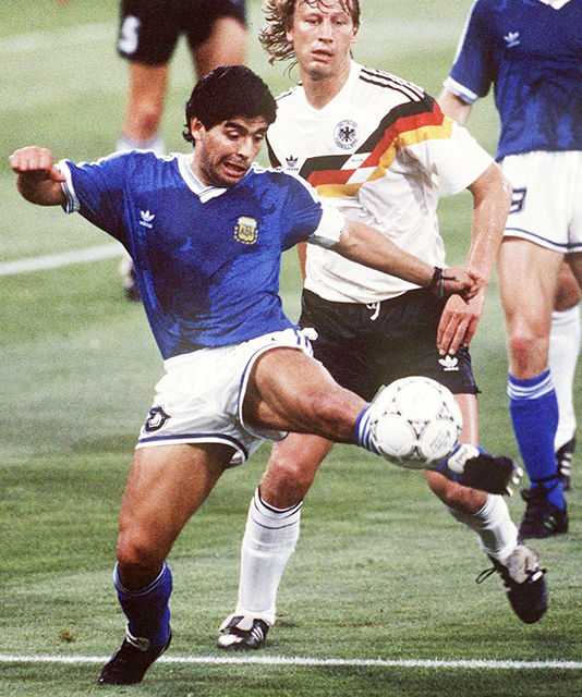Ｗ杯イタリア大会決勝で、プレーするアルゼンチンのマラドーナ（手前左）と西ドイツ（当時）のブッフバルト＝ローマ（ゲッティ＝共同）